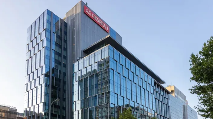 Edificio moderno de la sede corporativa de Generali. Fachada acristalada de las oficinas de la compañía de seguros.