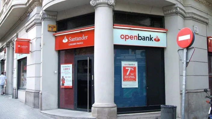 Oficina de Openbank y Santander Consumer Finance en una esquina de la ciudad.