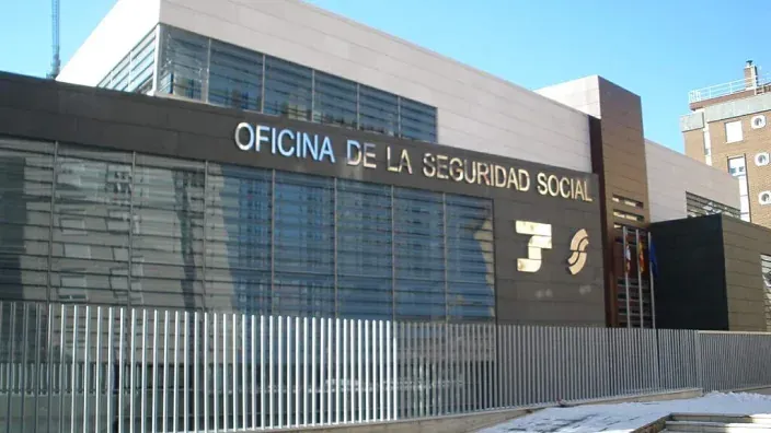 Fachada de una oficina de la Seguridad Social en España, con el logotipo oficial visible en la entrada