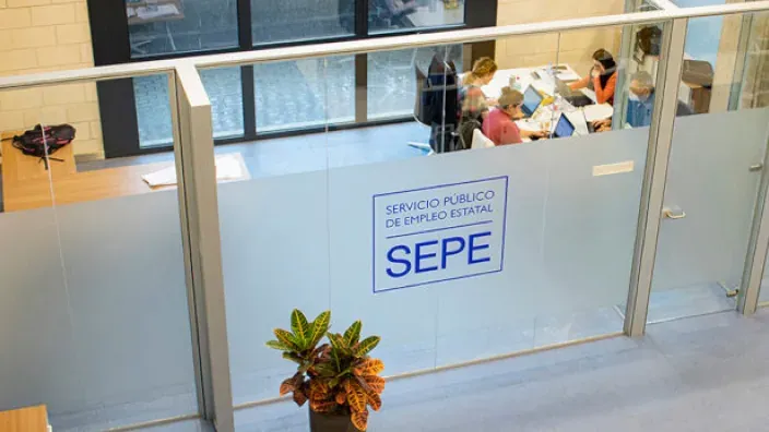 Ciudadanos realizan trámites en una oficina del Servicio Público de Empleo Estatal (SEPE).