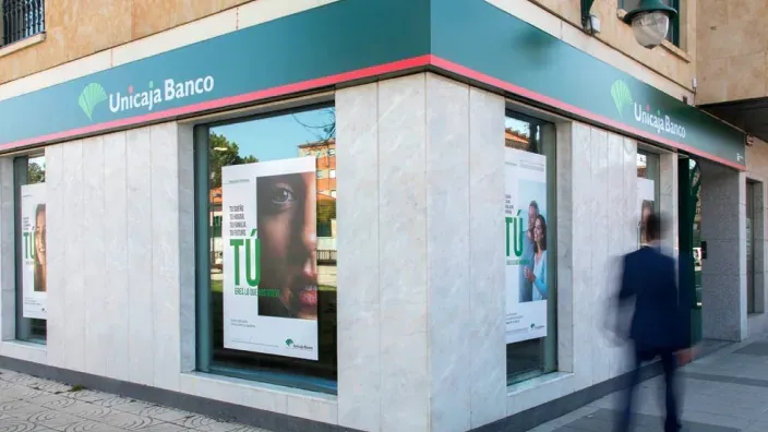 Fachada de una oficina de Unicaja Banco vista desde la calle.
