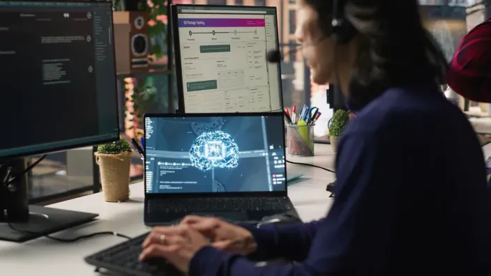 Operadora de soporte utilizando Inteligencia Artificial (IA) para optimizar la gestión logística y el seguimiento de paquetes.