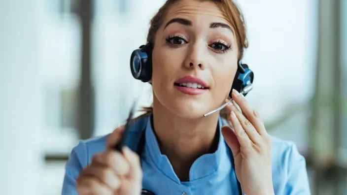 Operadora de atención al cliente con auriculares para ofrecer asistencia técnica y resolver dudas a los usuarios.