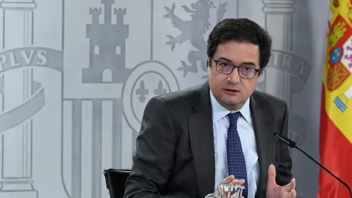 Óscar López, ministro de Transformación Digital, en rueda de prensa con el logotipo del Gobierno de España de fondo.