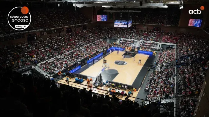 Pabellón lleno con una cancha de baloncesto durante la Supercopa Endesa 2025.