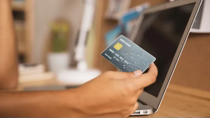 Pago con tarjeta bancaria en una compra online desde un ordenador portátil