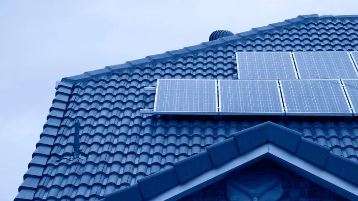 Paneles solares instalados en el tejado de una vivienda
