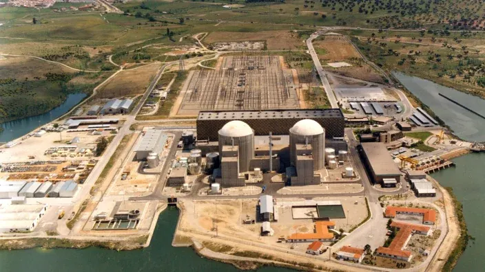 Vista aérea de la central nuclear de Almaraz y sus alrededores, junto al embalse.