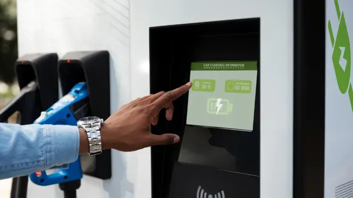 pantalla-estacion-carga-coche-electrico-estado-bateria