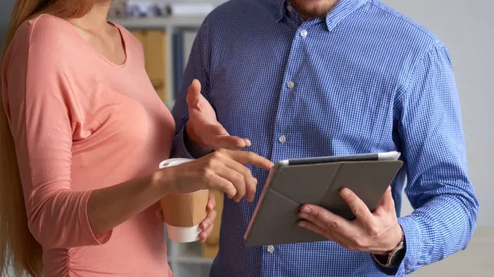 Una pareja compara ofertas en una tablet.