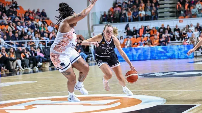Partido de Euroliga femenina entre Bourges Basket y Kibirkstis.