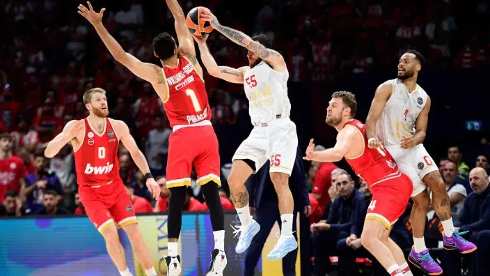 Jugadores de Olympiacos y AS Mónaco disputando un partido de la Final Four de la Euroliga.