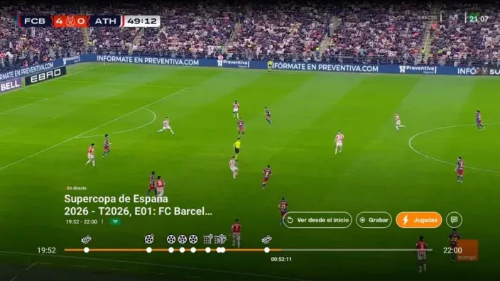 Reproducción de un partido de fútbol en Orange TV con línea temporal y jugadas destacadas.