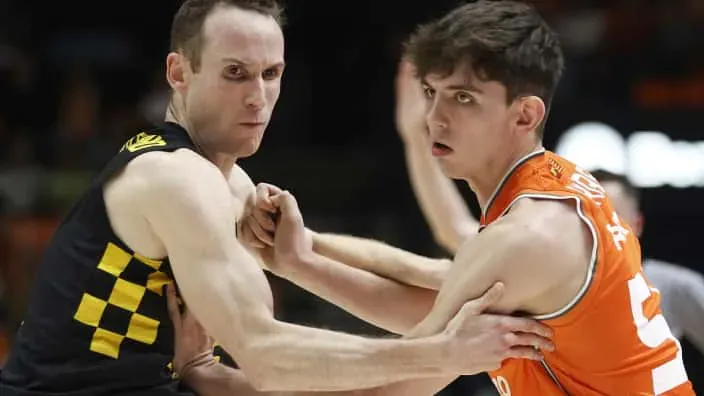 Acción de juego entre La Laguna Tenerife y Valencia Basket en la Liga Endesa
