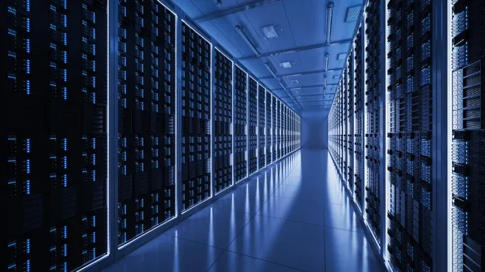 Pasillo de un centro de datos con racks de servidores a ambos lados