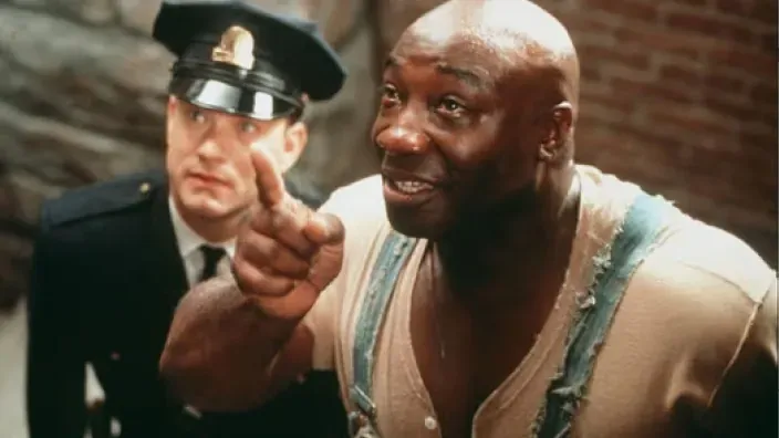 Escena de la película La milla verde con los personajes de Tom Hanks y de Michael Clarke Duncan conversando.
