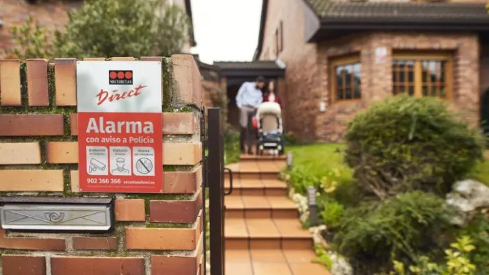 Cartel de alarma Securitas Direct en la entrada de una casa como medida disuasoria contra robos.