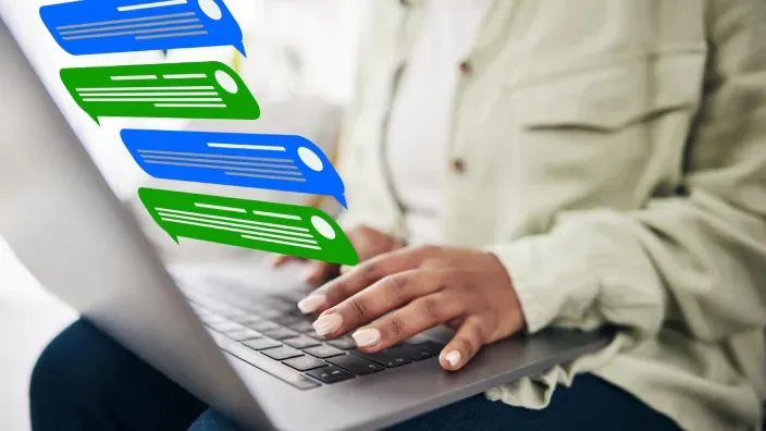 Persona escribiendo en un portátil con varias burbujas de chat azules y verdes superpuestas sobre la imagen