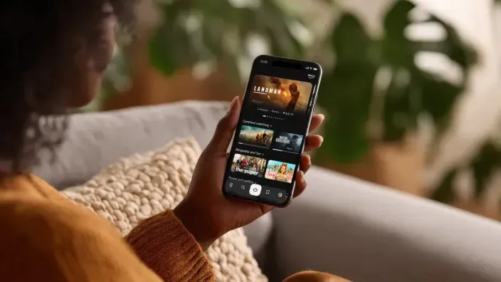Interfaz de la app Fire TV en un smartphone con series de Paramount Plus y HBO Max para ver televisión en streaming.