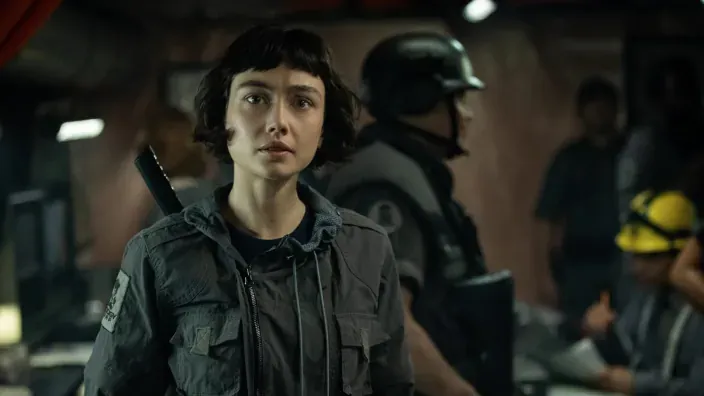 Escena de la serie Alien: Earth con la actriz Sydney Chandler.