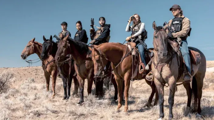 Personajes de Marshal montados a caballo en un paisaje árido, preparados para una operación en zona rural.