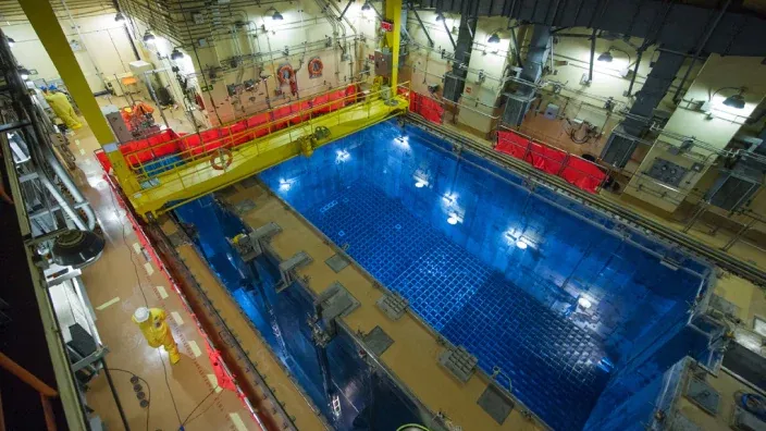 Piscina de almacenamiento de combustible nuclear en el interior de una central.