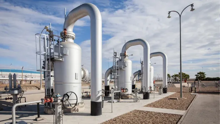 Instalaciones industriales de una planta de gas con grandes tuberías y válvulas al aire libre.