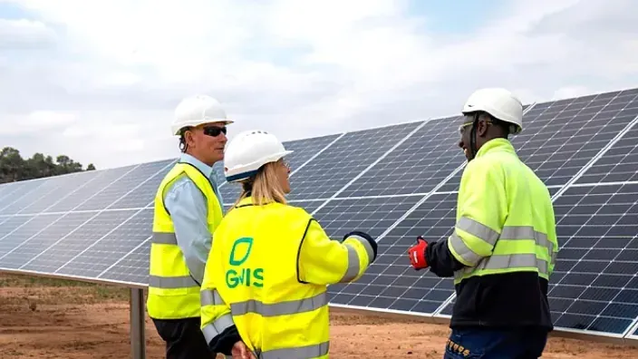 Trabajadores revisan una planta solar fotovoltaica durante la instalación de paneles solares.