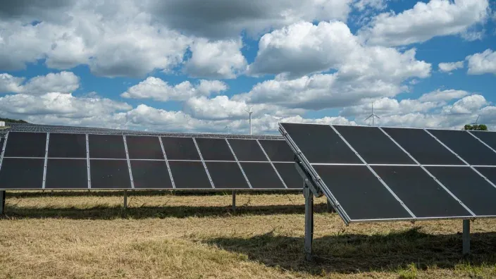Planta solar con paneles fotovoltaicos instalados en un campo a cielo abierto.