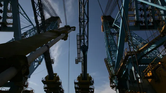 Estructuras industriales de gran tamaño relacionadas con la extracción y gestión de gas en instalaciones energéticas.