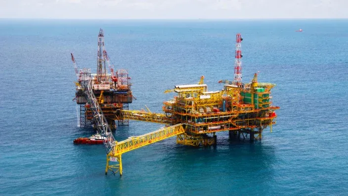 Plataforma petrolífera offshore de Repsol en alta mar dedicada a la extracción de crudo.