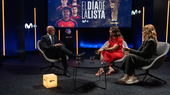 Las periodistas Monica MArchante y Noemí de Miguel conversan con Luis de la Fuente en el plató de Movistar Plus+