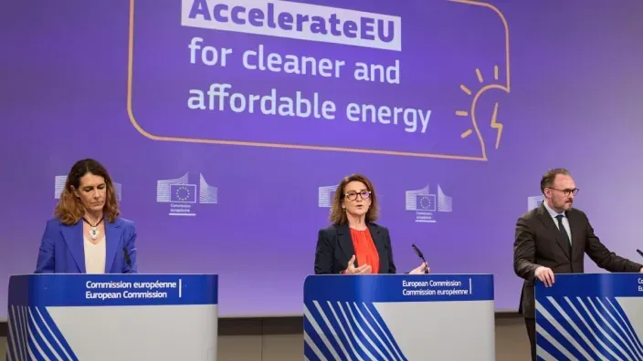 Tres portavoces de la Comisión Europea durante la presentación de AccelerateEU