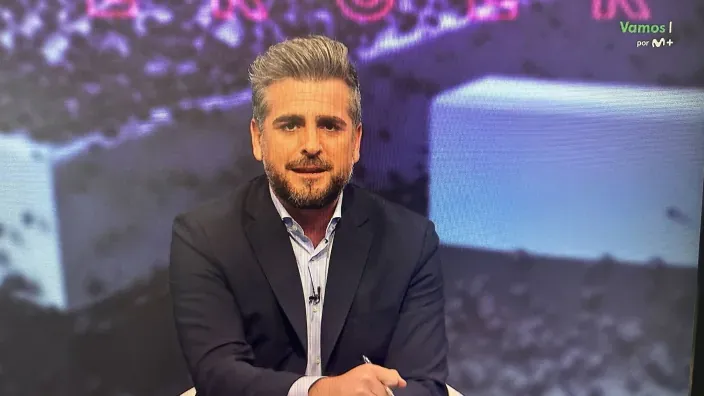 Periodista presentando un programa en el plató del canal Vamos por M+.