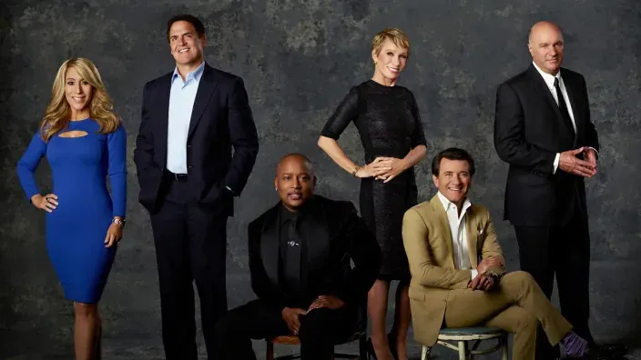 Foto promocional del elenco de Shark Tank, con varios inversores.