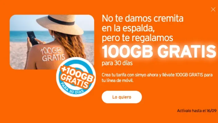 romoción de Simyo con 100 GB gratis para 30 días y una imagen de una mujer usando el móvil en la playa