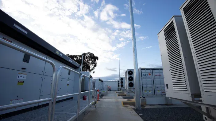 Instalaciones de almacenamiento energético con baterías y equipos eléctricos al aire libre bajo cielo despejado.