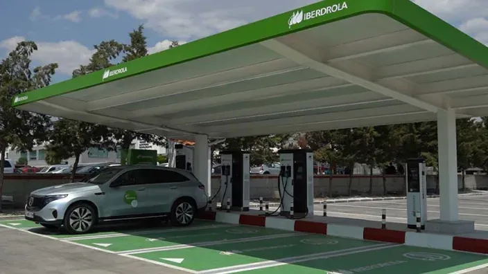 Estación de recarga de Iberdrola con varios puntos para coches eléctricos.