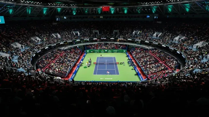 Vista panorámica del Qizhong Forest Sports City Arena durante un partido de tenis