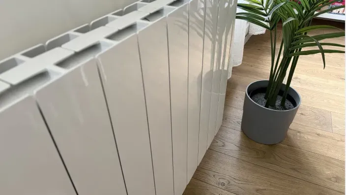 Radiador de calefacción en una vivienda, elemento clave para la eficiencia energética del hogar