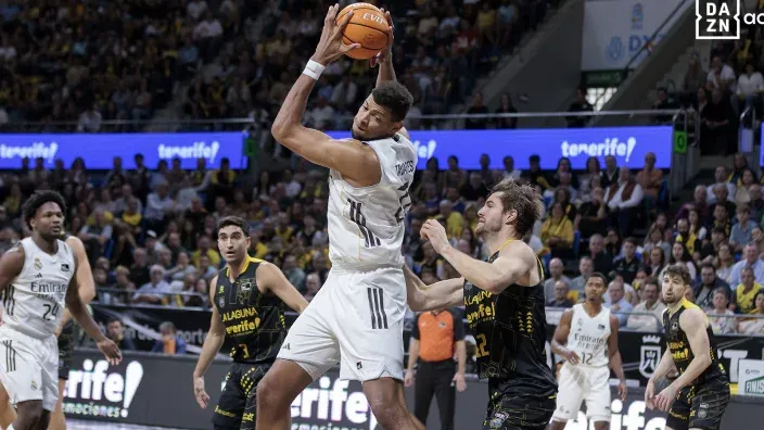 Jugador del Real Madrid saltando por el balón en un partido de baloncesto de la Liga Endesa emitido en DAZN.