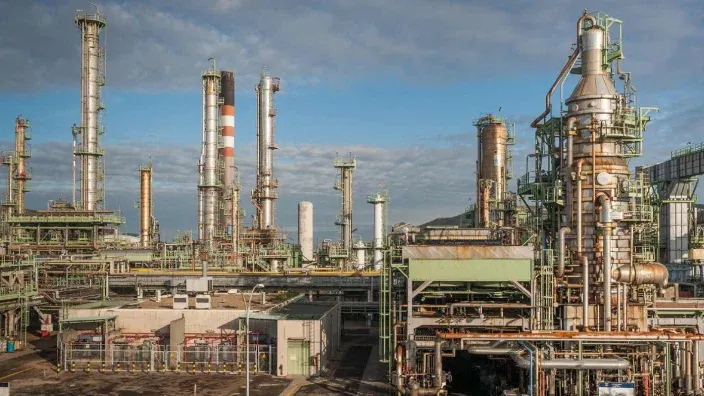 Refinería de Repsol en A Coruña con torres e instalaciones industriales