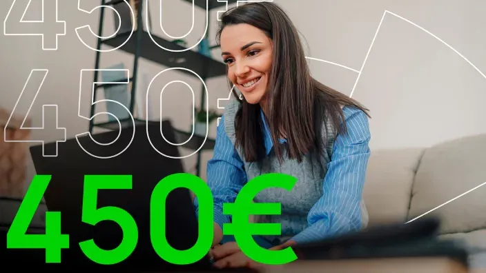 Mujer sonriendo frente al ordenador con un regalos de 450 euros de Unicaja.