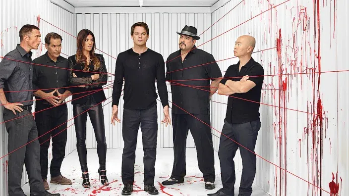 Reparto principal de la serie Dexter en una escena promocional con el protagonista en el centro rodeado de otros personajes.