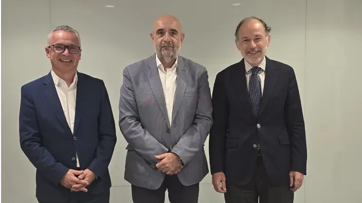 Representantes de CSIF y Banco Santander posan para la foto tras el acuedo para ofreces condiciones especiales a los funcionarios.