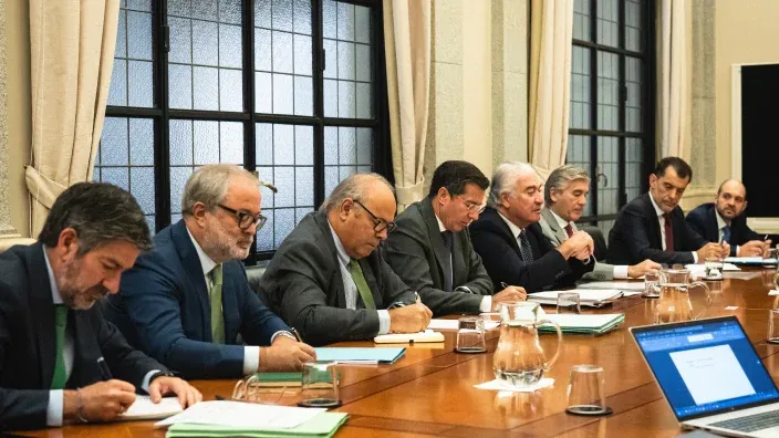 Representantes de las compañías elécxtricas durante una reunión con la CNMC.