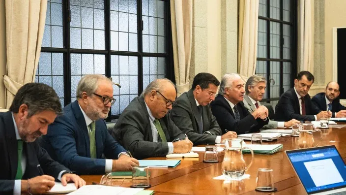 Grupo de directivos de las energéticas reunidos con documentos y carpetas