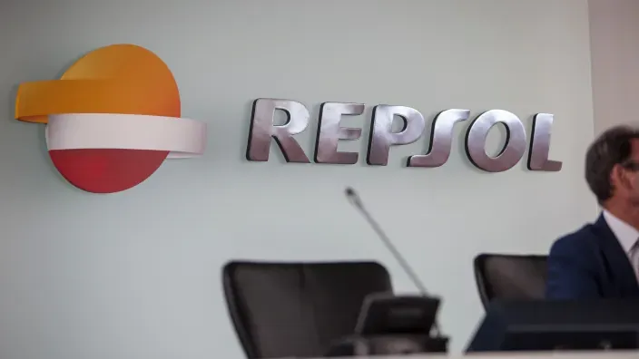 Logotipo de Repsol en una sala corporativa durante una reunión del consejo de administración