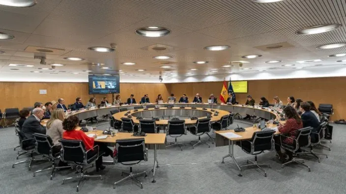 Reunión institucional en una mesa redonda con autoridades y expertos para debatir sobre ciberseguridad en España.