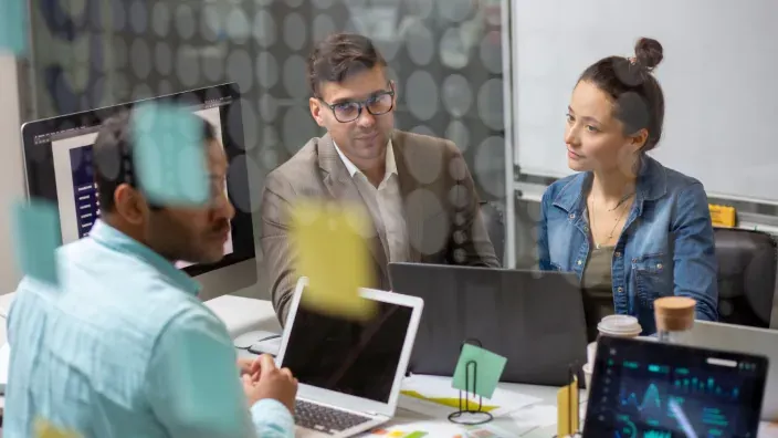 Reunión de trabajo en una startup.
